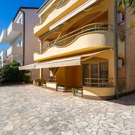 1 Bedroom Beautiful In * Dramalj